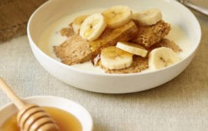 O que comer antes do treino: weetbix (aveia) com banana e mel