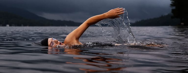 Nadador em lago