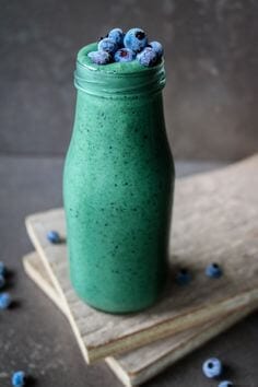 vitaminas do complexo B : spirulina smoothie com mirtilo