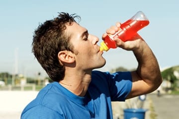 10-mitos-sobre-nutrição-esportiva-homem-bebendo