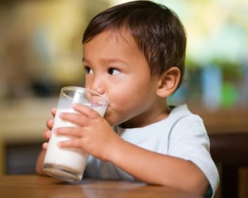 grupos de nutrientes: criança bebendo leite